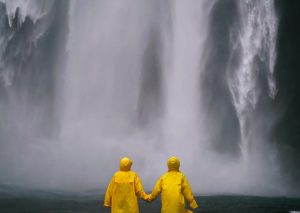 滝の前に立つ2人の人