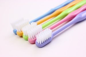きれいに並べられた５色の歯ブラシ
